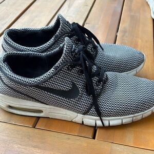 Nike Men's Black and White Stefan Janoski Sneakers